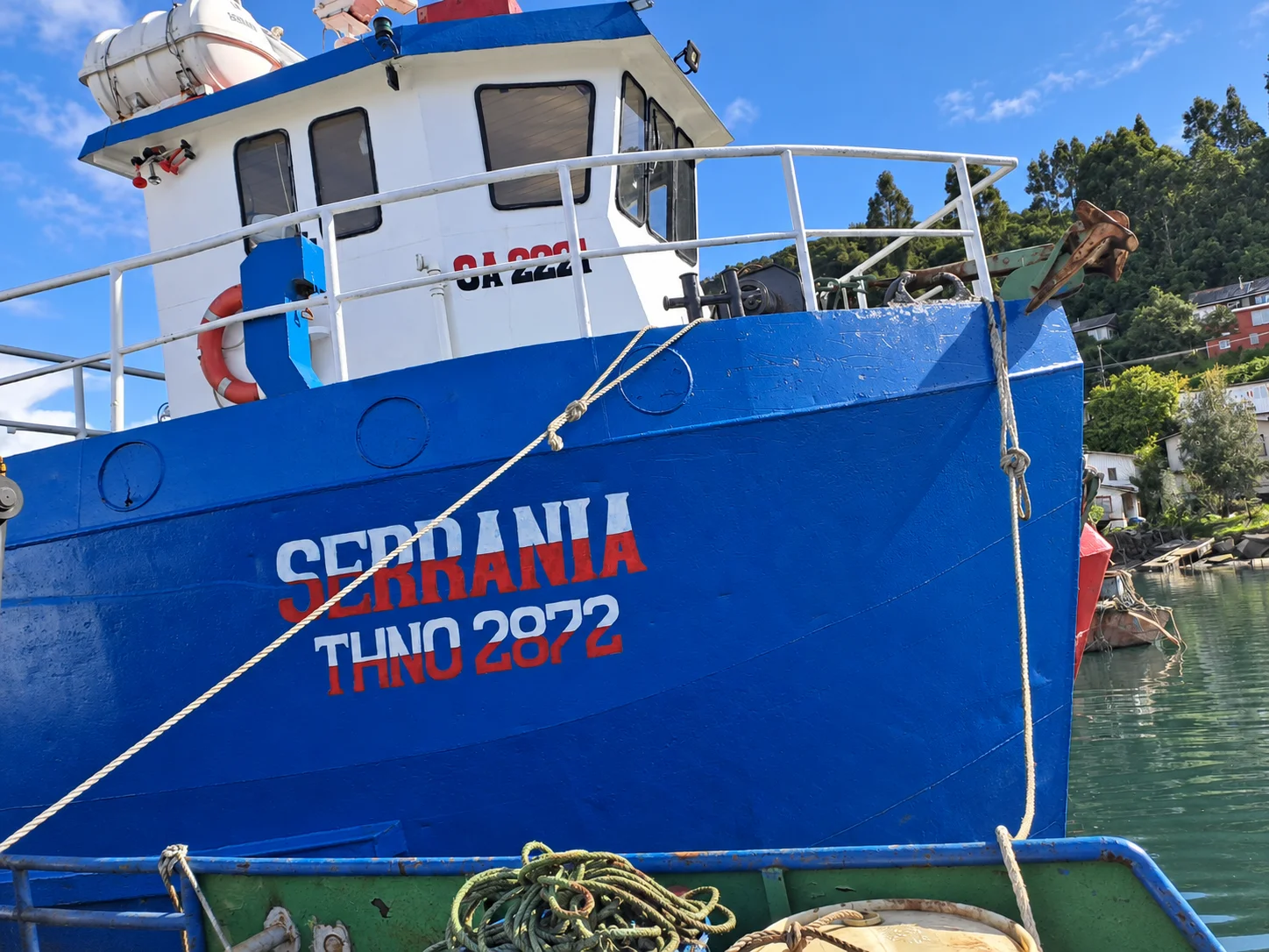 Serranía amarrada en puerto, con su nombre visible en el casco azul